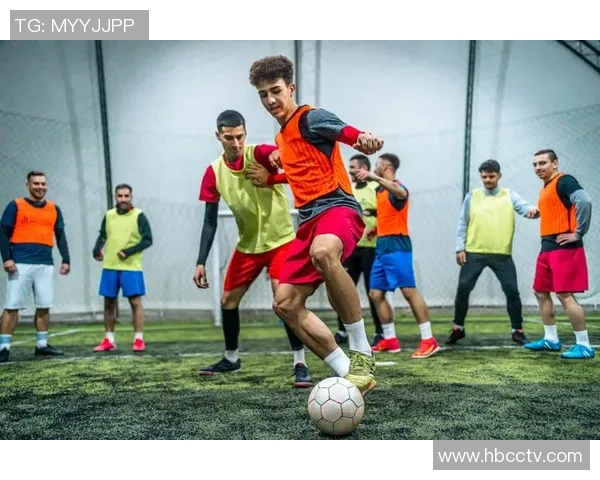 足球明星挑战极限蒙眼颠球展现惊人技巧与默契配合 足球明星挑战极限蒙眼颠球展现惊人技巧与默契配合